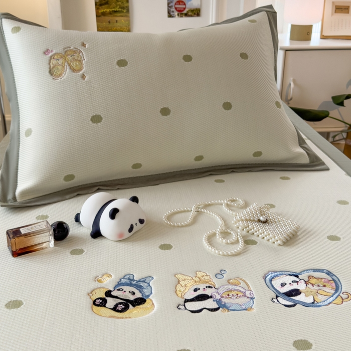 91家纺网 家纺一手货源 找家纺 眠多宝 2025新款凉豆豆学生宿舍用床席床笠可水洗凉席 床席床笠--床席款（绣花款） 泡泡熊猫乐