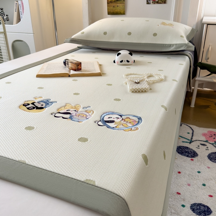 91家纺网 家纺一手货源 找家纺 眠多宝 2025新款凉豆豆学生宿舍用床席床笠可水洗凉席 床席床笠--床席款（绣花款） 泡泡熊猫乐