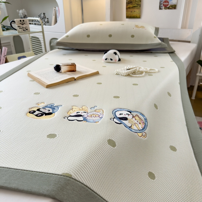 91家纺网 家纺一手货源 找家纺 眠多宝 2025新款凉豆豆学生宿舍用床席床笠可水洗凉席 床席床笠--床席款（绣花款） 泡泡熊猫乐