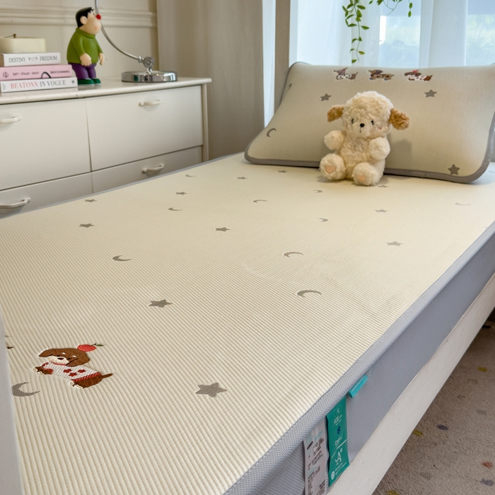 91家纺网 家纺一手货源 找家纺 眠多宝 2025新款凉豆豆学生宿舍用床席床笠可水洗凉席 床席床笠--床席款（绣花款） 淘气腊肠犬