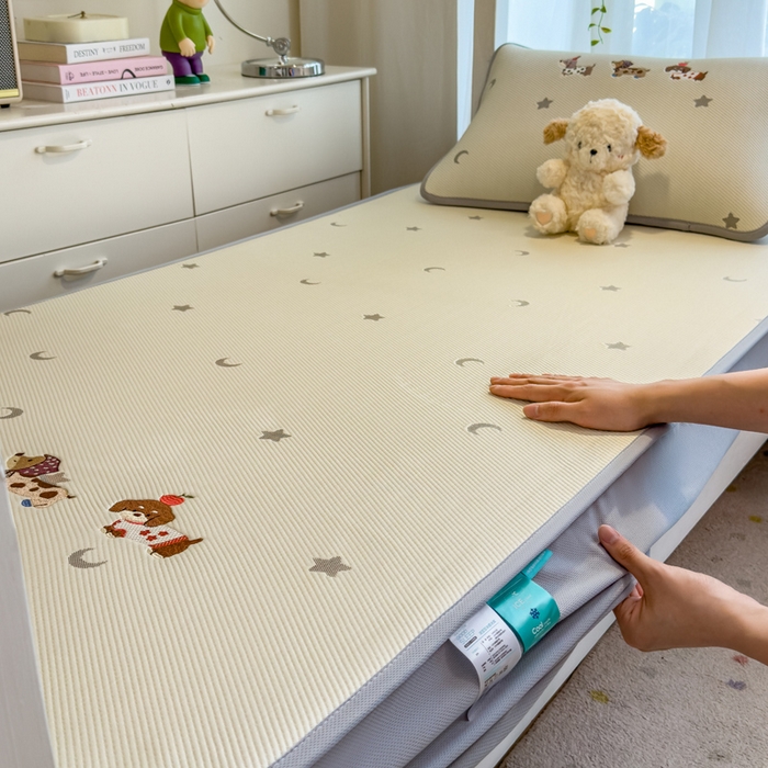 91家纺网 家纺一手货源 找家纺 眠多宝 2025新款凉豆豆学生宿舍用床席床笠可水洗凉席 床席床笠--床席款（绣花款） 淘气腊肠犬