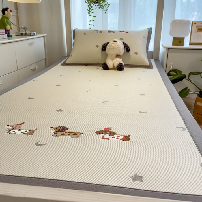 91家纺网 家纺一手货源 找家纺 眠多宝 2025新款凉豆豆学生宿舍用床席床笠可水洗凉席 床席床笠--床席款（绣花款） 淘气腊肠犬