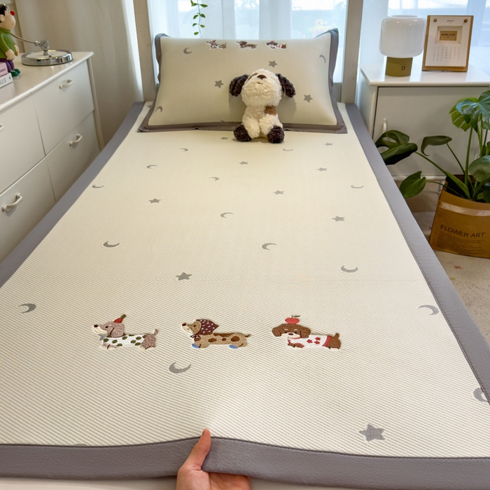 91家纺网 家纺一手货源 找家纺 眠多宝 2025新款凉豆豆学生宿舍用床席床笠可水洗凉席 床席床笠--床席款（绣花款） 淘气腊肠犬