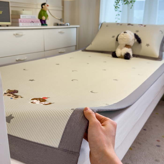 91家纺网 家纺一手货源 找家纺 眠多宝 2025新款凉豆豆学生宿舍用床席床笠可水洗凉席 床席床笠--床席款（绣花款） 淘气腊肠犬