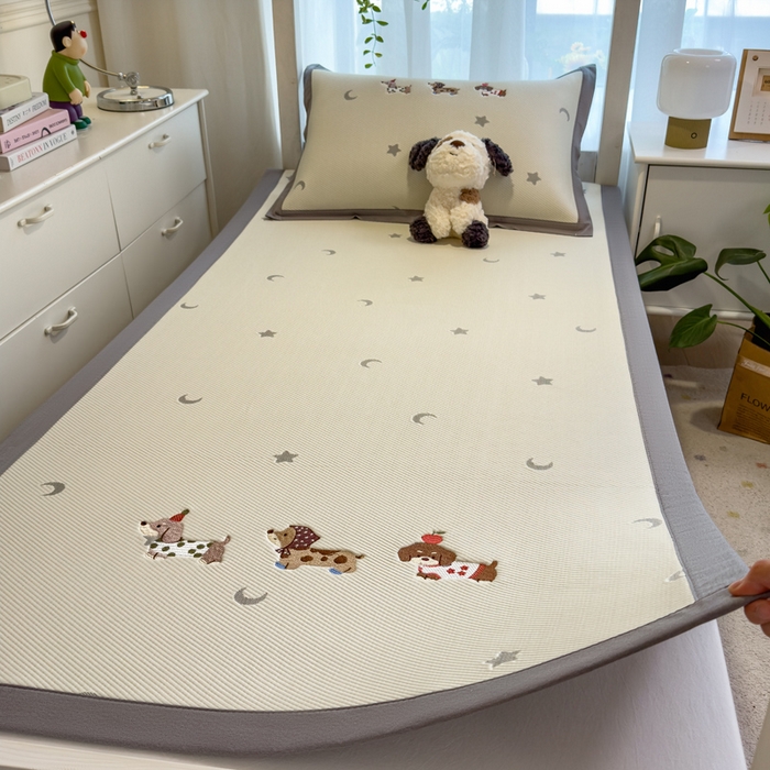 91家纺网 家纺一手货源 找家纺 眠多宝 2025新款凉豆豆学生宿舍用床席床笠可水洗凉席 床席床笠--床席款（绣花款） 淘气腊肠犬