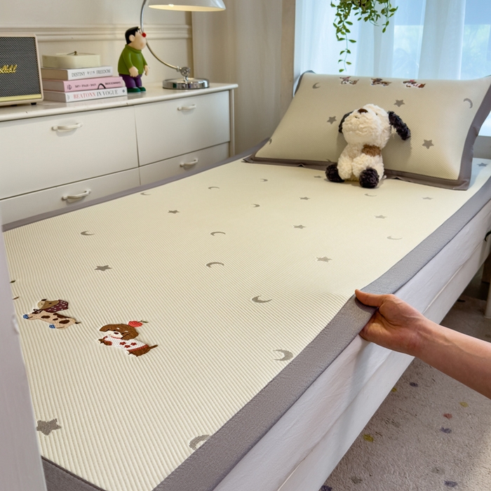 91家纺网 家纺一手货源 找家纺 眠多宝 2025新款凉豆豆学生宿舍用床席床笠可水洗凉席 床席床笠--床席款（绣花款） 淘气腊肠犬