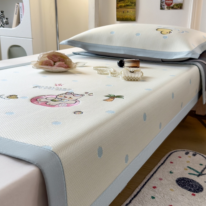 91家纺网 家纺一手货源 找家纺 眠多宝 2025新款凉豆豆学生宿舍用床席床笠可水洗凉席 床席床笠--床席款（绣花款） 夏日派对