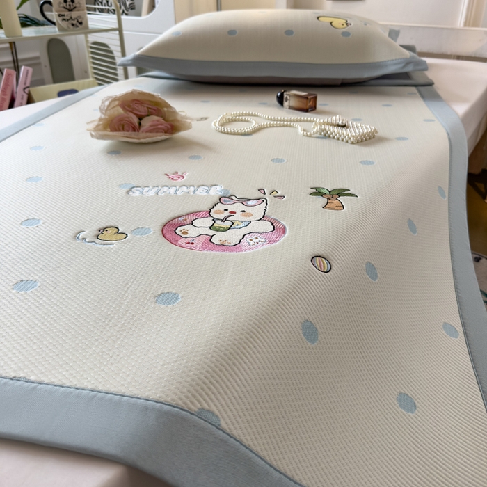 91家纺网 家纺一手货源 找家纺 眠多宝 2025新款凉豆豆学生宿舍用床席床笠可水洗凉席 床席床笠--床席款（绣花款） 夏日派对