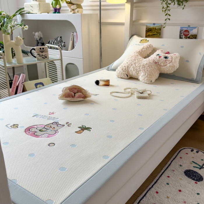 91家纺网 家纺一手货源 找家纺 眠多宝 2025新款凉豆豆学生宿舍用床席床笠可水洗凉席 床席床笠--床席款（绣花款） 夏日派对