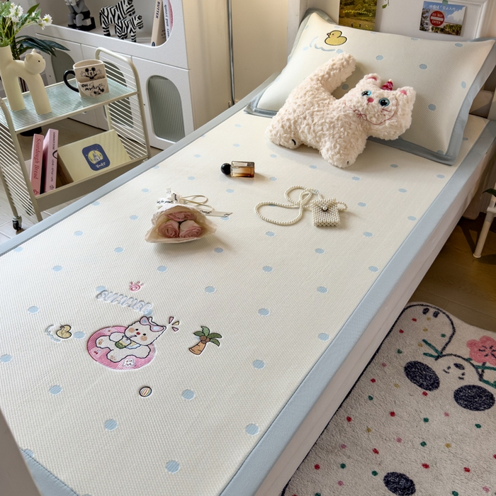 91家纺网 家纺一手货源 找家纺 眠多宝 2025新款凉豆豆学生宿舍用床席床笠可水洗凉席 床席床笠--床席款（绣花款） 夏日派对