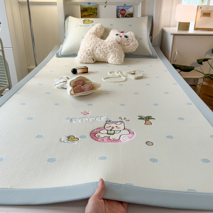 91家纺网 家纺一手货源 找家纺 眠多宝 2025新款凉豆豆学生宿舍用床席床笠可水洗凉席 床席床笠--床席款（绣花款） 夏日派对