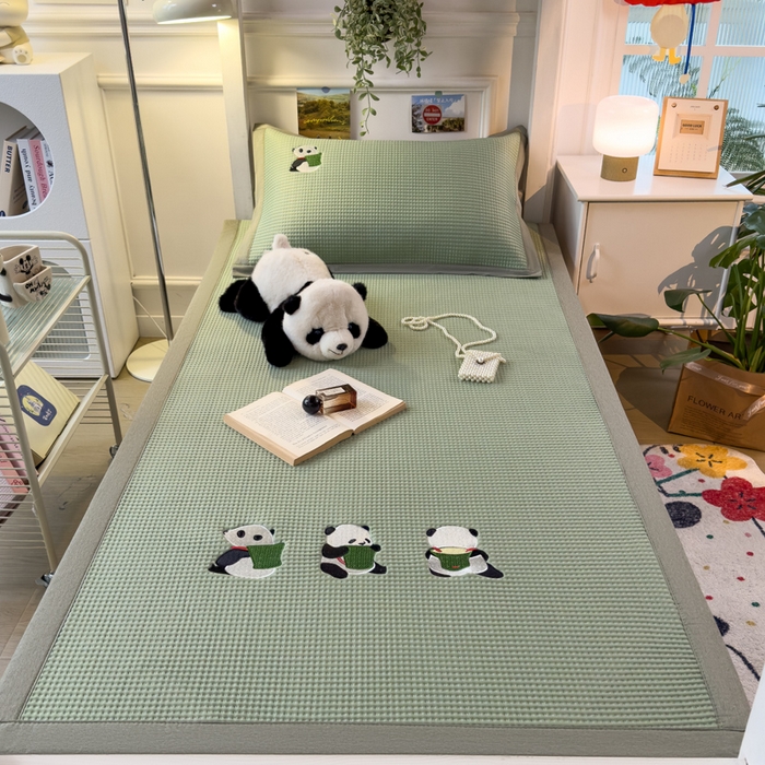 91家纺网 家纺一手货源 找家纺 眠多宝 2025新款凉豆豆学生宿舍用床席床笠可水洗凉席 床席床笠--床席款（绣花款） 熊猫噗噗-果绿