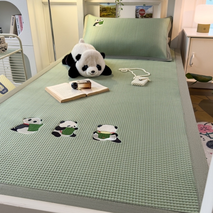 91家纺网 家纺一手货源 找家纺 眠多宝 2025新款凉豆豆学生宿舍用床席床笠可水洗凉席 床席床笠--床席款（绣花款） 熊猫噗噗-果绿