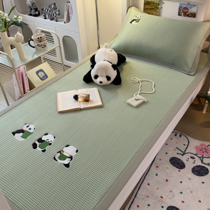 91家纺网 家纺一手货源 找家纺 眠多宝 2025新款凉豆豆学生宿舍用床席床笠可水洗凉席 床席床笠--床席款（绣花款） 熊猫噗噗-果绿