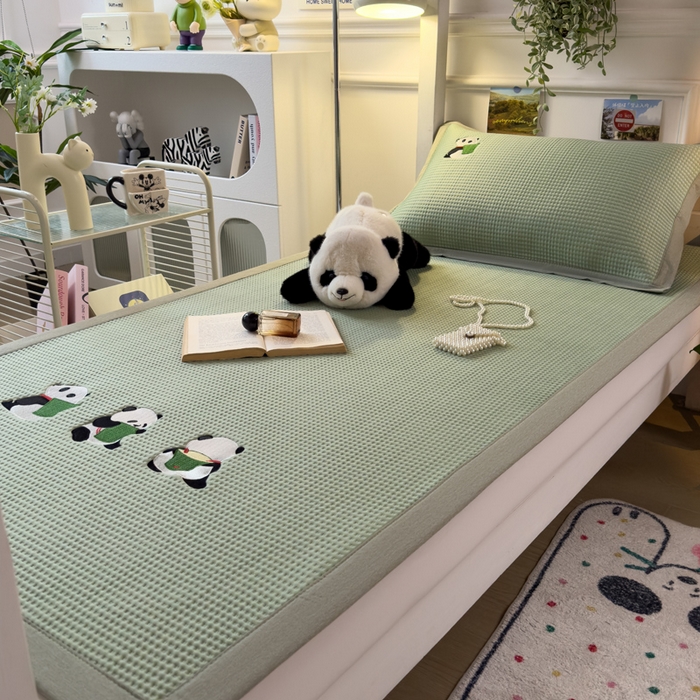 91家纺网 家纺一手货源 找家纺 眠多宝 2025新款凉豆豆学生宿舍用床席床笠可水洗凉席 床席床笠--床席款（绣花款） 熊猫噗噗-果绿