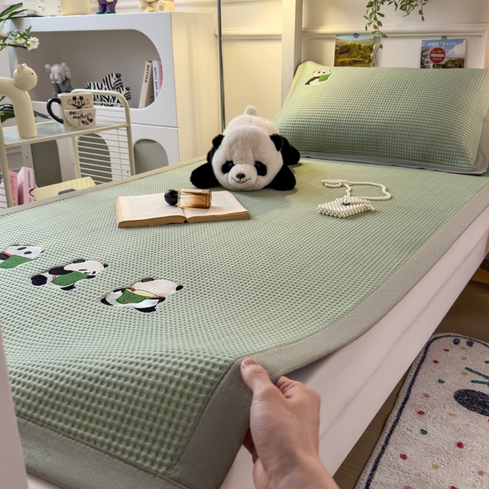 91家纺网 家纺一手货源 找家纺 眠多宝 2025新款凉豆豆学生宿舍用床席床笠可水洗凉席 床席床笠--床席款（绣花款） 熊猫噗噗-果绿
