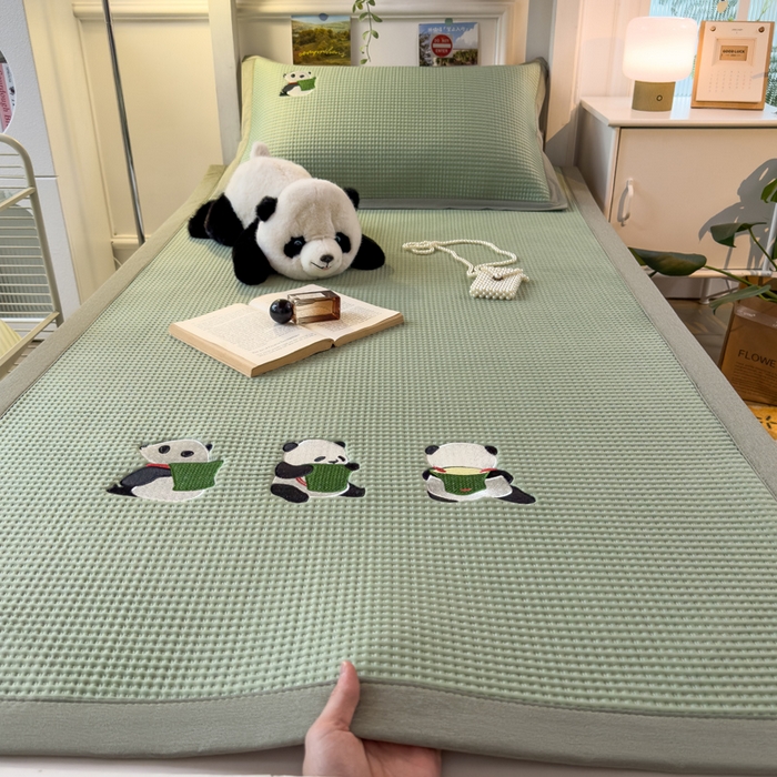 91家纺网 家纺一手货源 找家纺 眠多宝 2025新款凉豆豆学生宿舍用床席床笠可水洗凉席 床席床笠--床席款（绣花款） 熊猫噗噗-果绿