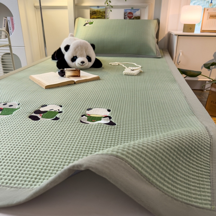 91家纺网 家纺一手货源 找家纺 眠多宝 2025新款凉豆豆学生宿舍用床席床笠可水洗凉席 床席床笠--床席款（绣花款） 熊猫噗噗-果绿