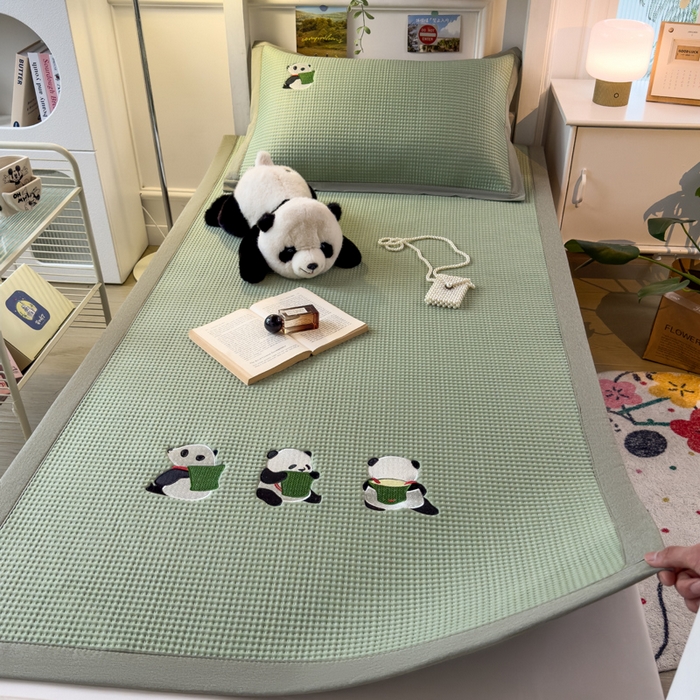 91家纺网 家纺一手货源 找家纺 眠多宝 2025新款凉豆豆学生宿舍用床席床笠可水洗凉席 床席床笠--床席款（绣花款） 熊猫噗噗-果绿