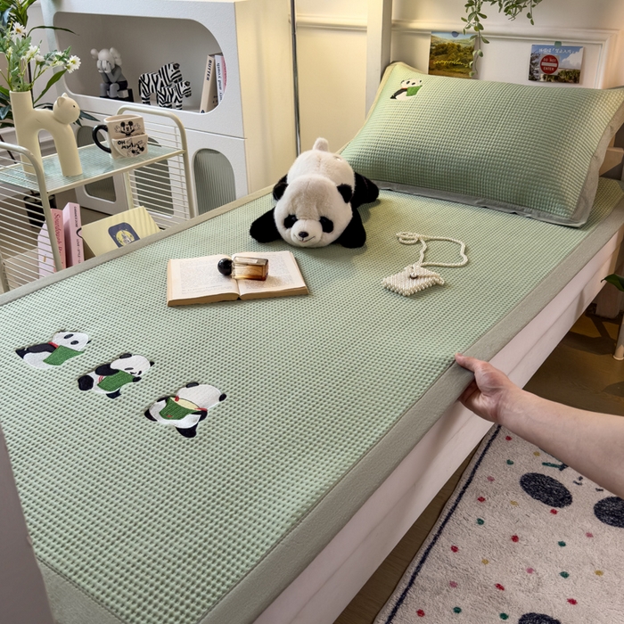 91家纺网 家纺一手货源 找家纺 眠多宝 2025新款凉豆豆学生宿舍用床席床笠可水洗凉席 床席床笠--床席款（绣花款） 熊猫噗噗-果绿