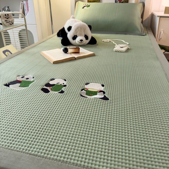 91家纺网 家纺一手货源 找家纺 眠多宝 2025新款凉豆豆学生宿舍用床席床笠可水洗凉席 床席床笠--床席款（绣花款） 熊猫噗噗-果绿