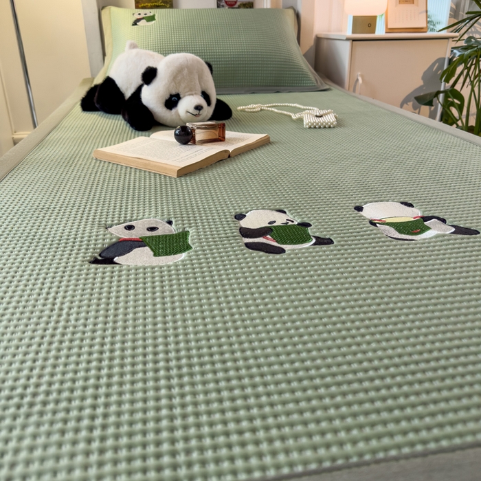 91家纺网 家纺一手货源 找家纺 眠多宝 2025新款凉豆豆学生宿舍用床席床笠可水洗凉席 床席床笠--床席款（绣花款） 熊猫噗噗-果绿