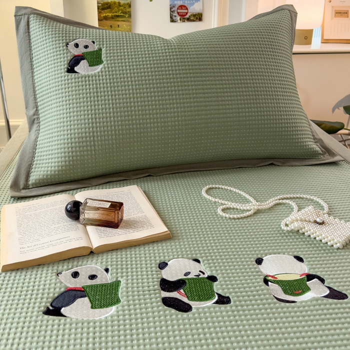 91家纺网 家纺一手货源 找家纺 眠多宝 2025新款凉豆豆学生宿舍用床席床笠可水洗凉席 床席床笠--床席款（绣花款） 熊猫噗噗-果绿