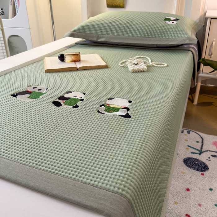 91家纺网 家纺一手货源 找家纺 眠多宝 2025新款凉豆豆学生宿舍用床席床笠可水洗凉席 床席床笠--床席款（绣花款） 熊猫噗噗-果绿