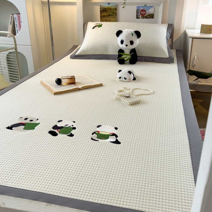 91家纺网 家纺一手货源 找家纺 眠多宝 2025新款凉豆豆学生宿舍用床席床笠可水洗凉席 床席床笠--床席款（绣花款） 熊猫噗噗-奶白