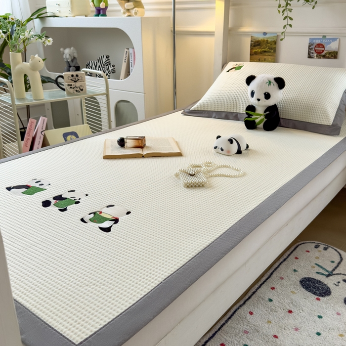 91家纺网 家纺一手货源 找家纺 眠多宝 2025新款凉豆豆学生宿舍用床席床笠可水洗凉席 床席床笠--床席款（绣花款） 熊猫噗噗-奶白