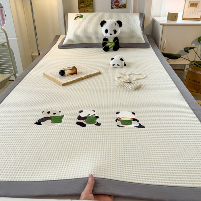 91家纺网 家纺一手货源 找家纺 眠多宝 2025新款凉豆豆学生宿舍用床席床笠可水洗凉席 床席床笠--床席款（绣花款） 熊猫噗噗-奶白