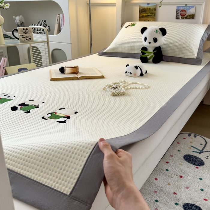 91家纺网 家纺一手货源 找家纺 眠多宝 2025新款凉豆豆学生宿舍用床席床笠可水洗凉席 床席床笠--床席款（绣花款） 熊猫噗噗-奶白