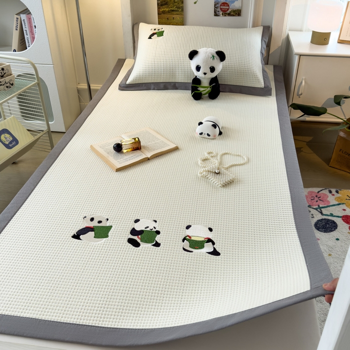 91家纺网 家纺一手货源 找家纺 眠多宝 2025新款凉豆豆学生宿舍用床席床笠可水洗凉席 床席床笠--床席款（绣花款） 熊猫噗噗-奶白