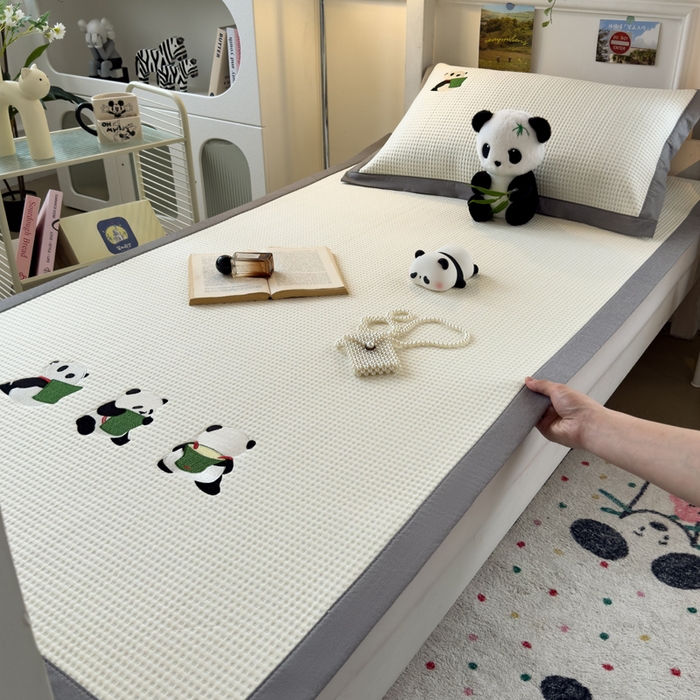 91家纺网 家纺一手货源 找家纺 眠多宝 2025新款凉豆豆学生宿舍用床席床笠可水洗凉席 床席床笠--床席款（绣花款） 熊猫噗噗-奶白