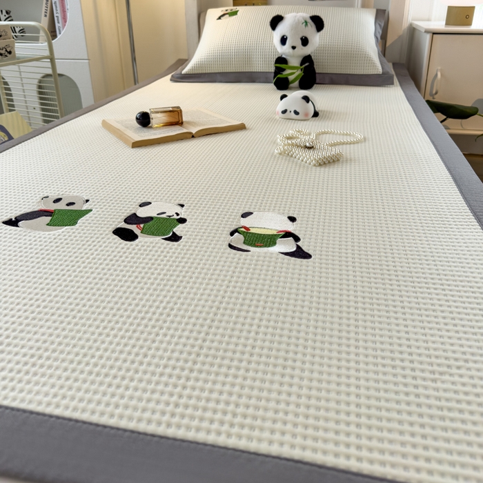 91家纺网 家纺一手货源 找家纺 眠多宝 2025新款凉豆豆学生宿舍用床席床笠可水洗凉席 床席床笠--床席款（绣花款） 熊猫噗噗-奶白