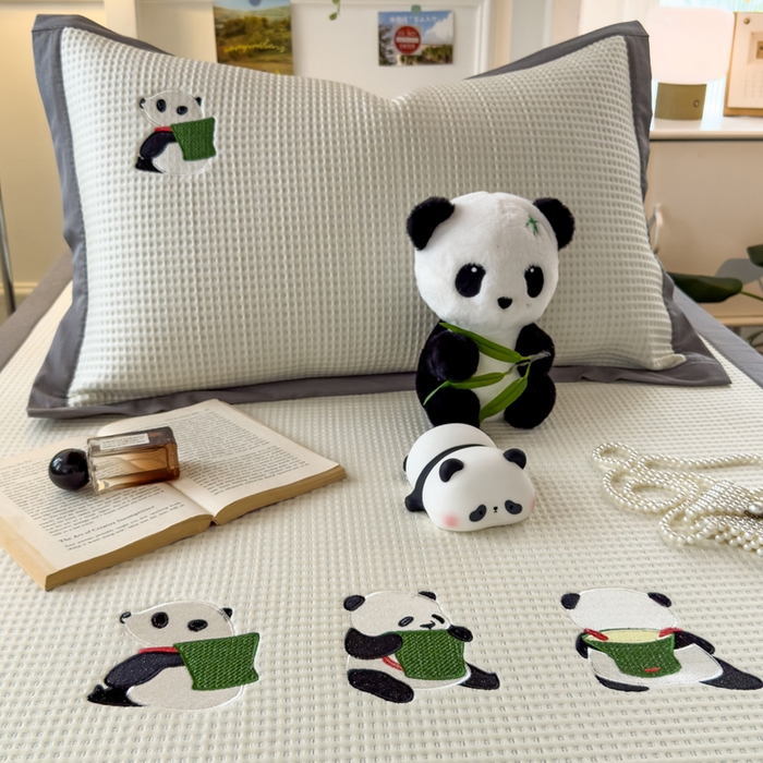 91家纺网 家纺一手货源 找家纺 眠多宝 2025新款凉豆豆学生宿舍用床席床笠可水洗凉席 床席床笠--床席款（绣花款） 熊猫噗噗-奶白