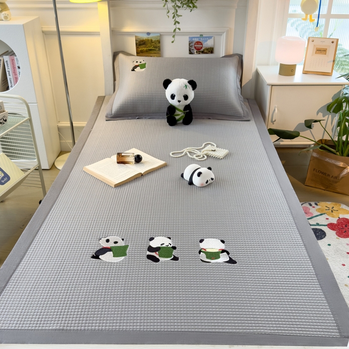 91家纺网 家纺一手货源 找家纺 眠多宝 2025新款凉豆豆学生宿舍用床席床笠可水洗凉席 床席床笠--床席款（绣花款） 熊猫噗噗-浅灰