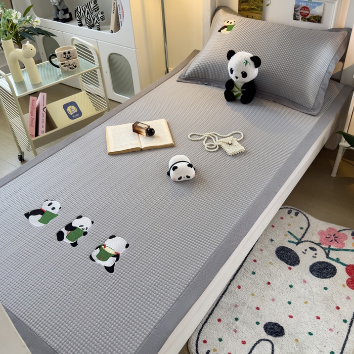 91家纺网 家纺一手货源 找家纺 眠多宝 2025新款凉豆豆学生宿舍用床席床笠可水洗凉席 床席床笠--床席款（绣花款） 熊猫噗噗-浅灰