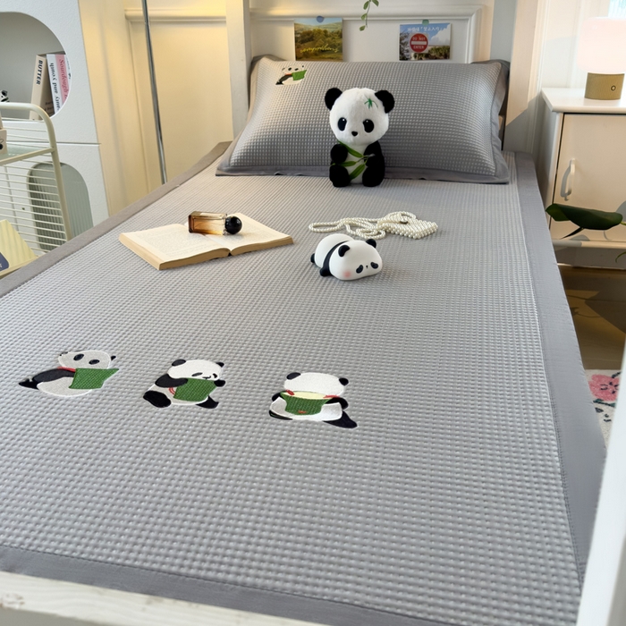 91家纺网 家纺一手货源 找家纺 眠多宝 2025新款凉豆豆学生宿舍用床席床笠可水洗凉席 床席床笠--床席款（绣花款） 熊猫噗噗-浅灰