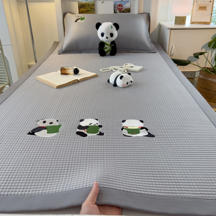 91家纺网 家纺一手货源 找家纺 眠多宝 2025新款凉豆豆学生宿舍用床席床笠可水洗凉席 床席床笠--床席款（绣花款） 熊猫噗噗-浅灰