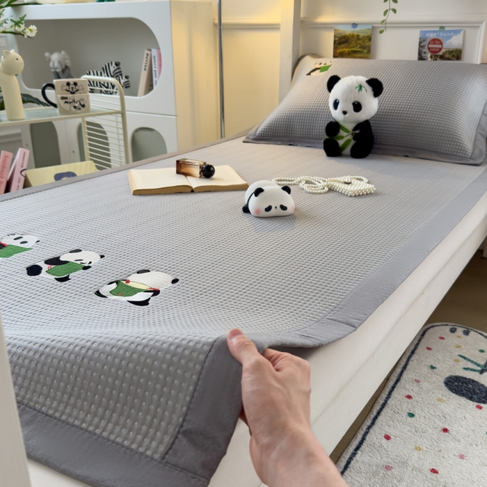 91家纺网 家纺一手货源 找家纺 眠多宝 2025新款凉豆豆学生宿舍用床席床笠可水洗凉席 床席床笠--床席款（绣花款） 熊猫噗噗-浅灰