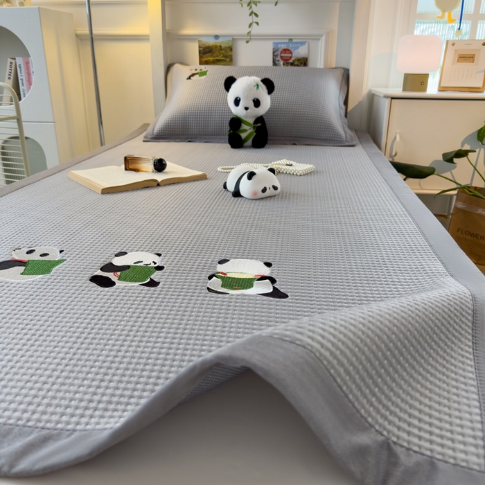 91家纺网 家纺一手货源 找家纺 眠多宝 2025新款凉豆豆学生宿舍用床席床笠可水洗凉席 床席床笠--床席款（绣花款） 熊猫噗噗-浅灰