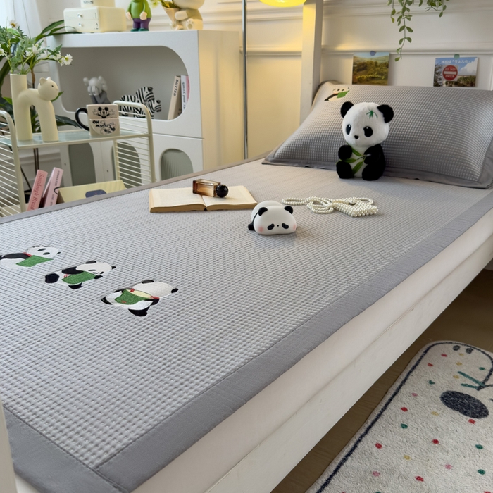 91家纺网 家纺一手货源 找家纺 眠多宝 2025新款凉豆豆学生宿舍用床席床笠可水洗凉席 床席床笠--床席款（绣花款） 熊猫噗噗-浅灰