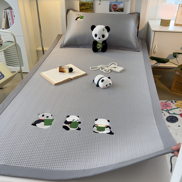 91家纺网 家纺一手货源 找家纺 眠多宝 2025新款凉豆豆学生宿舍用床席床笠可水洗凉席 床席床笠--床席款（绣花款） 熊猫噗噗-浅灰