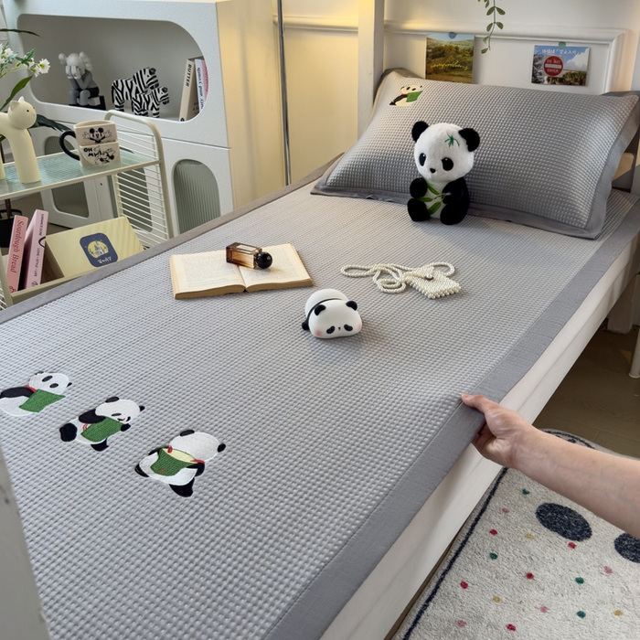 91家纺网 家纺一手货源 找家纺 眠多宝 2025新款凉豆豆学生宿舍用床席床笠可水洗凉席 床席床笠--床席款（绣花款） 熊猫噗噗-浅灰