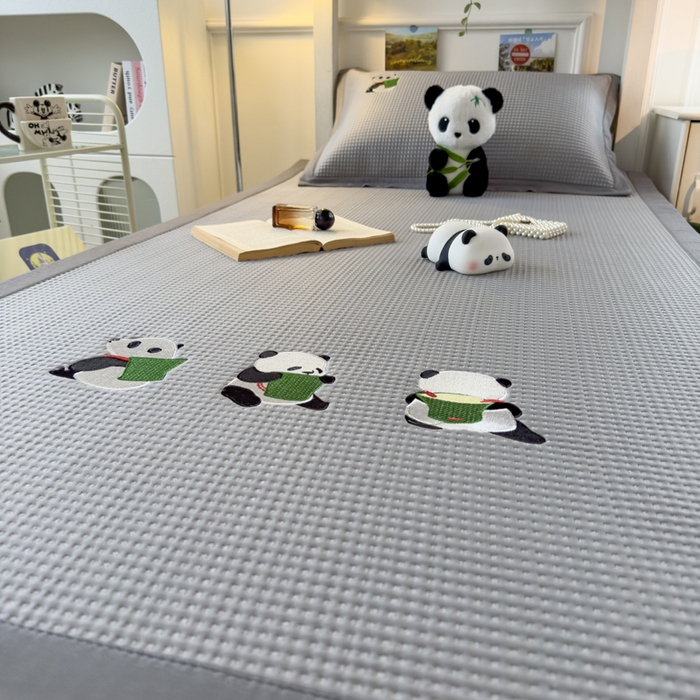 91家纺网 家纺一手货源 找家纺 眠多宝 2025新款凉豆豆学生宿舍用床席床笠可水洗凉席 床席床笠--床席款（绣花款） 熊猫噗噗-浅灰