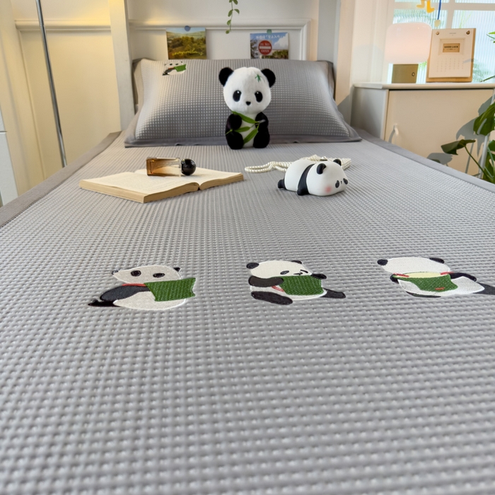 91家纺网 家纺一手货源 找家纺 眠多宝 2025新款凉豆豆学生宿舍用床席床笠可水洗凉席 床席床笠--床席款（绣花款） 熊猫噗噗-浅灰