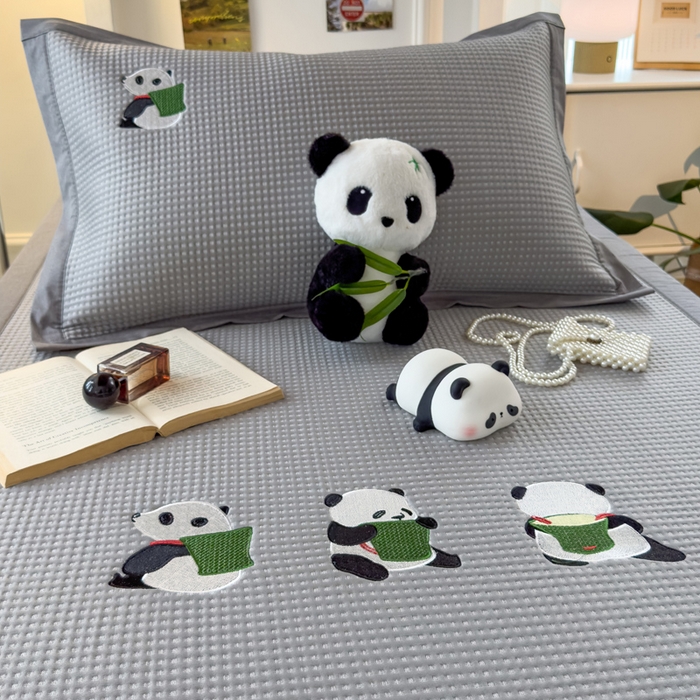 91家纺网 家纺一手货源 找家纺 眠多宝 2025新款凉豆豆学生宿舍用床席床笠可水洗凉席 床席床笠--床席款（绣花款） 熊猫噗噗-浅灰