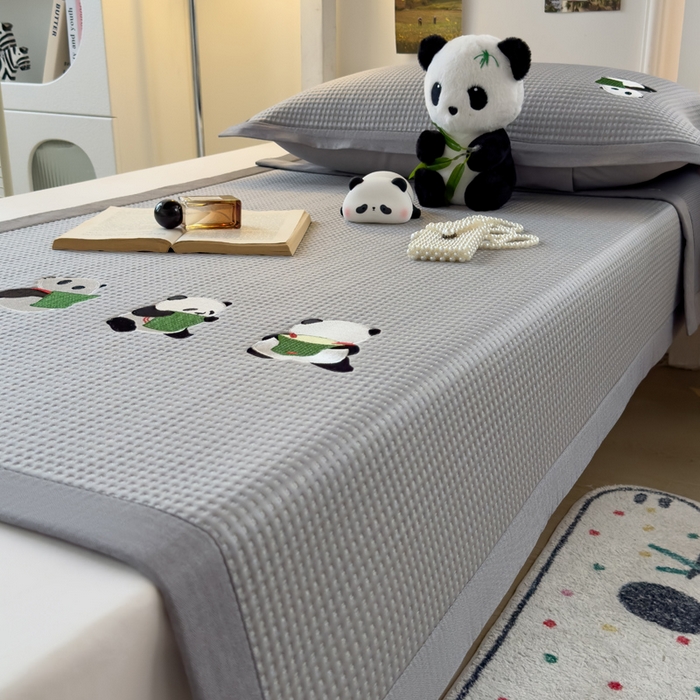 91家纺网 家纺一手货源 找家纺 眠多宝 2025新款凉豆豆学生宿舍用床席床笠可水洗凉席 床席床笠--床席款（绣花款） 熊猫噗噗-浅灰