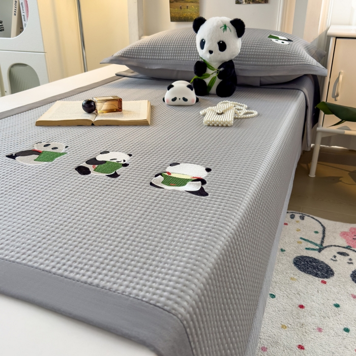 91家纺网 家纺一手货源 找家纺 眠多宝 2025新款凉豆豆学生宿舍用床席床笠可水洗凉席 床席床笠--床席款（绣花款） 熊猫噗噗-浅灰